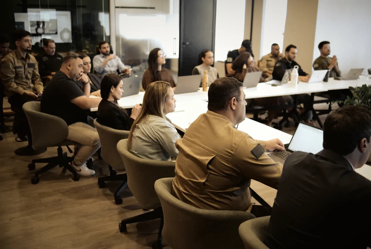 Plateia acompanhando treinamento na sala de reunião