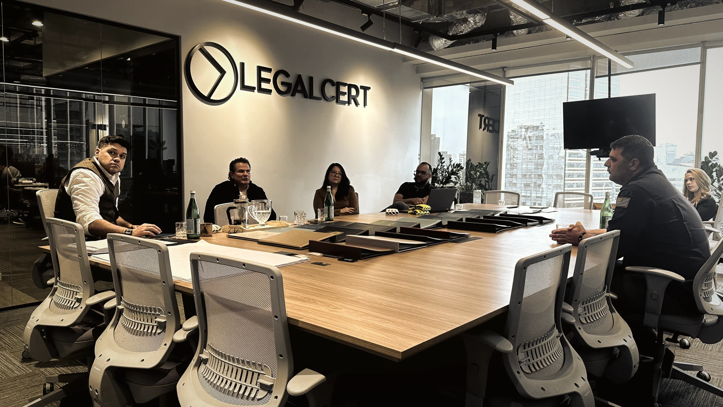 Sala de reunião da Legalcert, com a marca na parede