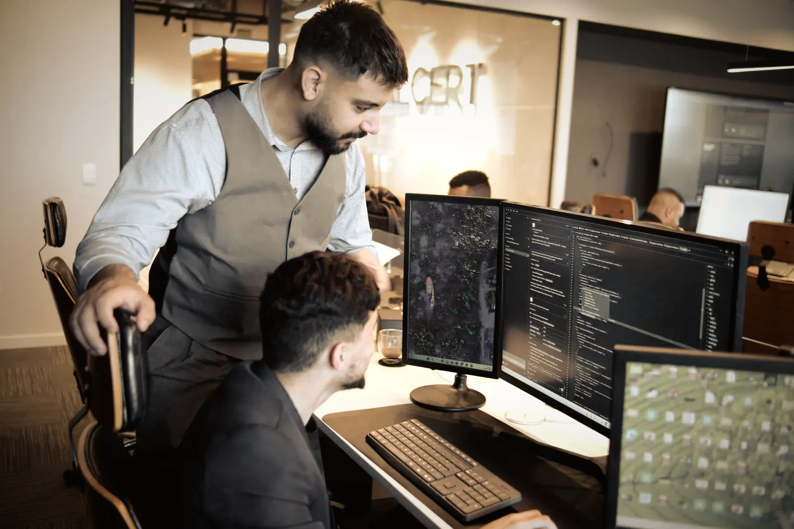 Dupla do time de tecnologia revisando código no escritório