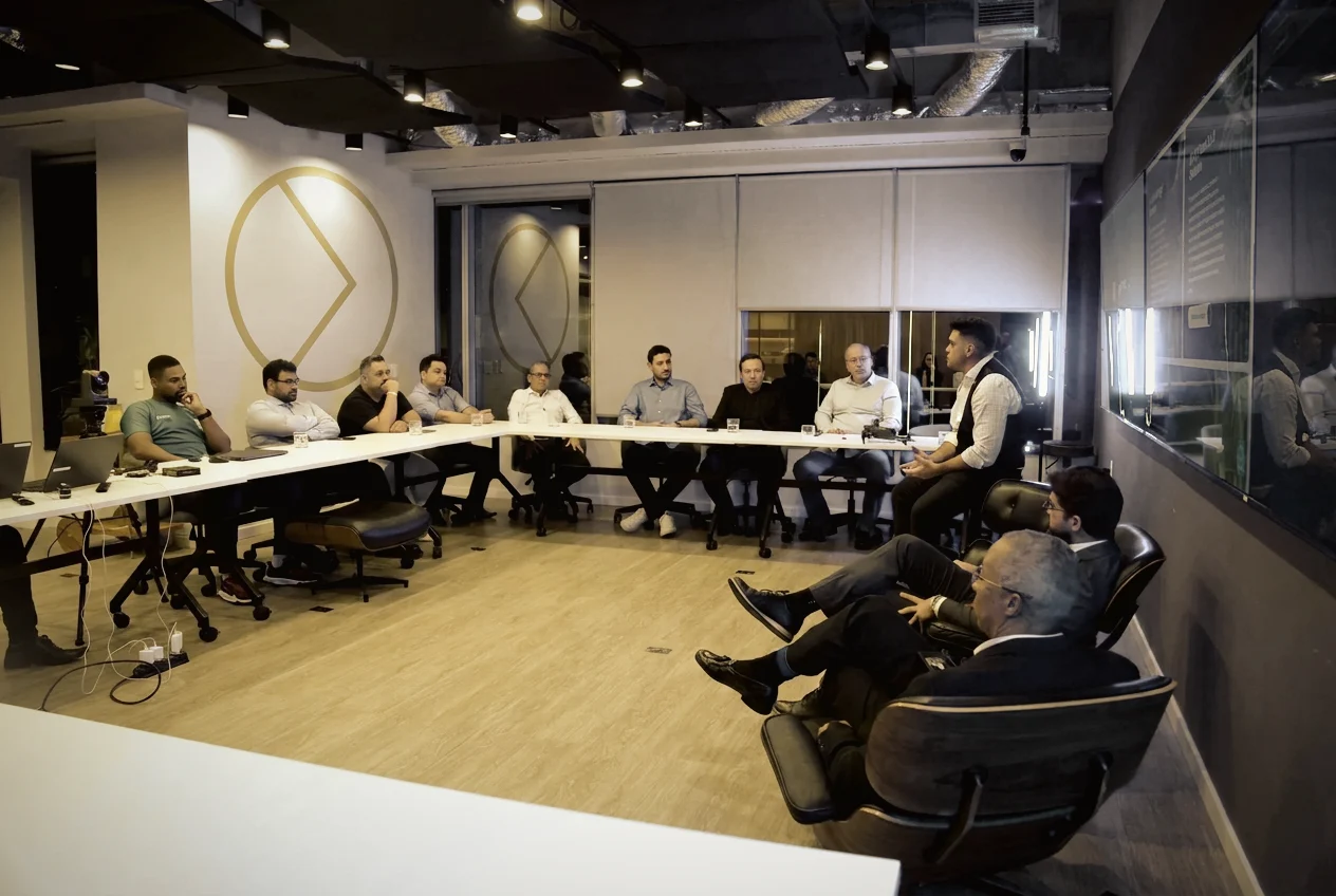 Turma de treinamento reunida na sala, com o símbolo da Legalcert ao fundo