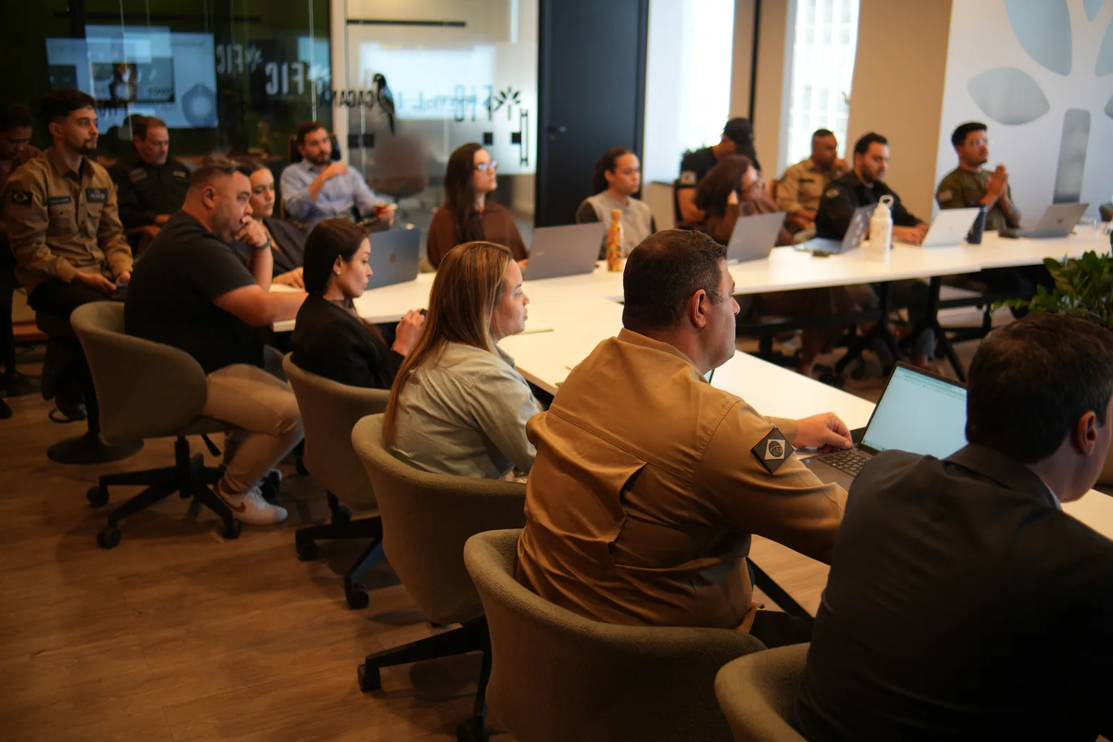 Plateia acompanhando treinamento na sala de reunião